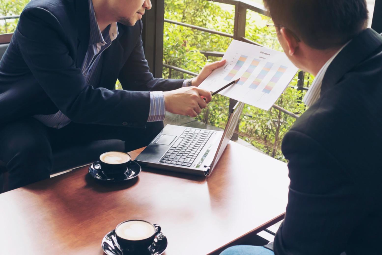 Environnement de travail collaboratif avec outils d'analyse financière